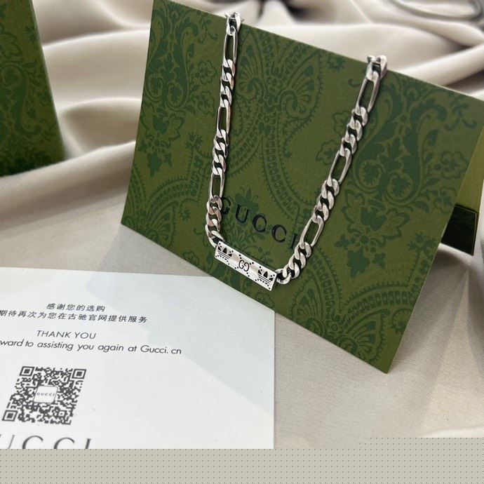 G*u*i necklaces